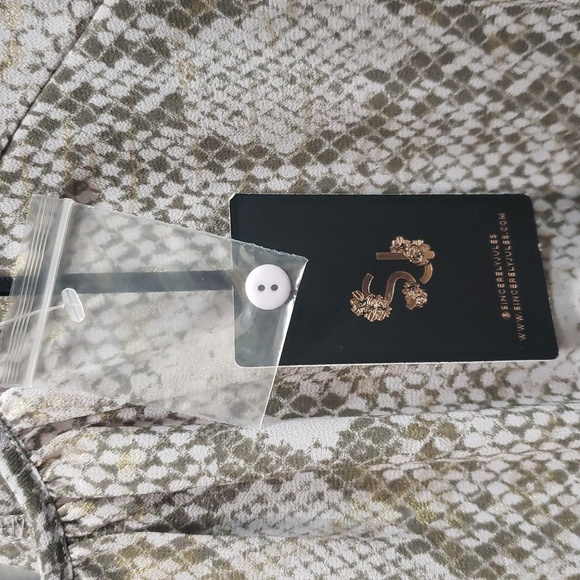 Sincerely Jules NWT Taupe, Brown and Gold Shimmer Ruffled Puff Sleeve Blouse - Picture 5 of 7